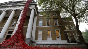 Pajangan karya seni bunga poppy bertajuk 'Weeping Window' dipasang di The Imperial War Museum, London, Kamis (4/10). Patung bunga poppy tersebut merupakan karya seniman Paul Cummins dan desainer Tom Piper. (AP Photo/Kirsty Wigglesworth)