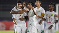 Pemain muda Persebaya Surabaya, Marselino Ferdinan, dipeluk oleh rekan-rekan setimnya setelah mencetak gol yang berhasil menyelamatkan Bajul Ijo dari kekalahan saat menghadapi Arema FC pada laga pekan ke-11 BRI Liga 1 2021/2022, Sabtu (6/11/2021). (Bola.com/Bagaskara Lazuardi)
