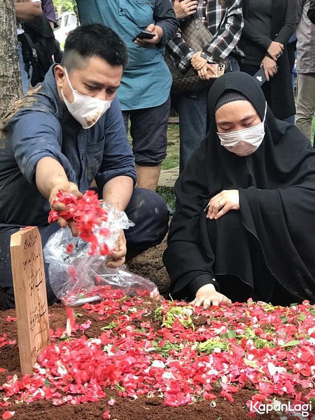 6 Potret Suasana Pemakaman Ayah Ria Ricis dan Oki Setiana Dewi, Penuh Duka