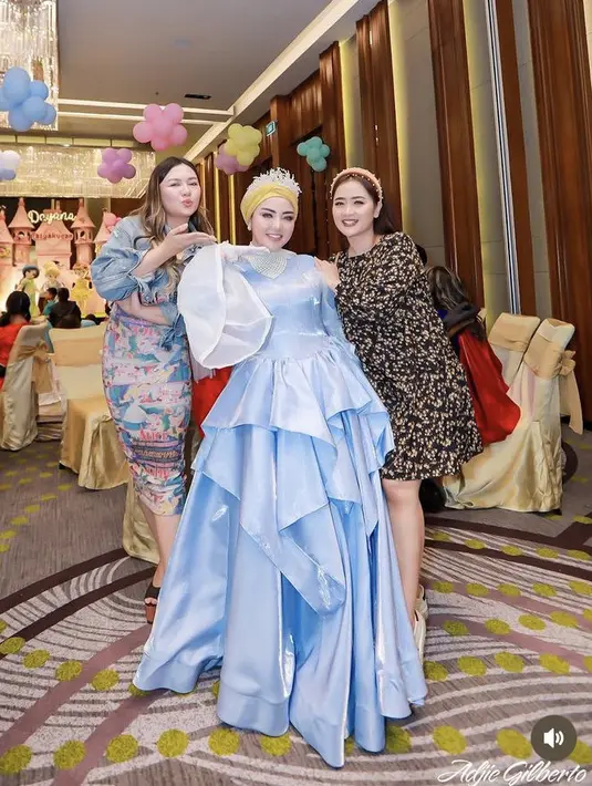 Terlihat, Bella pun melengkapi penampilan dengan sarung tangan lace putihnya. Vicky Shu dan Vega pun hadir dalam acara tersebut, meski tidak mengenakan busana bak Disney Princess. . [@bellashofie_rigan]