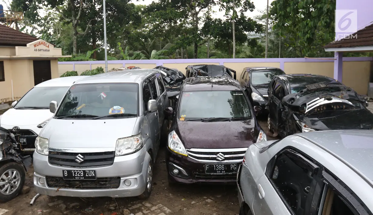 Puluhan mobil yang rusak akibat terjangan tsunami selat sunda di Terminal Carita, Banten, Selasa (25/12). Terminal ini dijadikan tempat penampungan mobil yang hancur akibat tsunami. (Liputan6.com/Angga Yuniar)