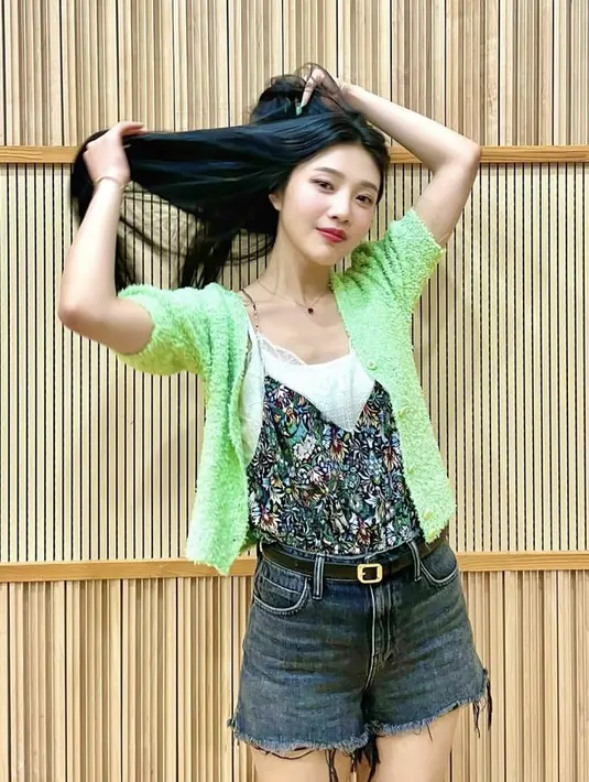 Cardigan lengan pendek warna cerah juga bisa menambah penampilanmu seperti Joy Red Velvet ini. (@_imyour_joy)