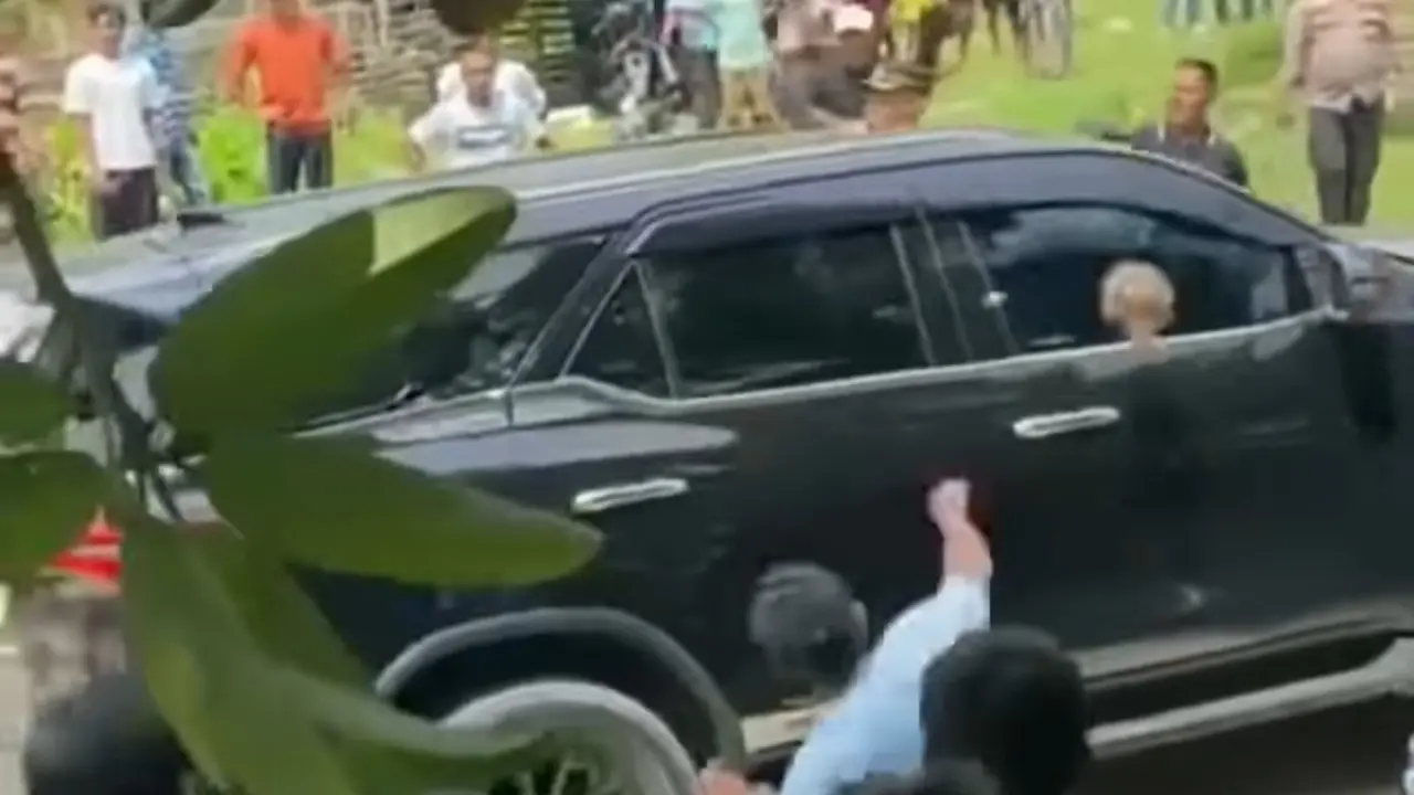 Mobil Kapolres Kuansing Diserang Massa dan Dilempari Batu