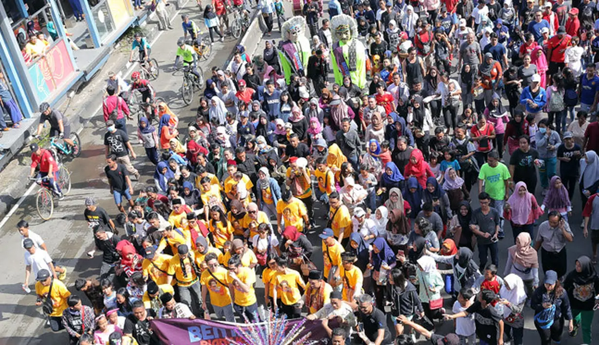 Pengangkatan itu terjadi pada Minggu (25/2/2018) di kawasan Sudirman, Jakarta Pusat saat Reza sedang promo filmnya dengan diarak 50 ondel-ondel. (Deki Prayoga/Bintang.com)