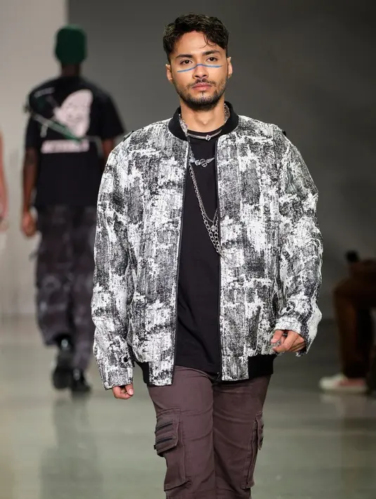 Sementara, Refal Hady memperagakan kaus hitam yang dipadu dengan celana warna gelap dengan jaket monokrom. (Foto: Instagam/@nyfw)