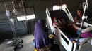 Pasien korban gempa bumi dan tsunami Palu dirawat di halaman Rumah Sakit Undata, Palu, Sulawesi Tengah, Kamis (4/10). Korban yang menderita luka akibat gempa dirawat dengan tenda terbuka. (Liputan6.com/Fery Pradolo)