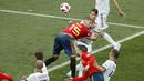 Duel Sergio Ramos (15) dan pemain Rusia pada laga 16 besar Piala Dunia 2018 di  Luzhniki Stadium, Moskow, Rusia, (1/7/2018). Rusia menang penalti atas Spanyol Spain 4-3. (AP/David Vincent)