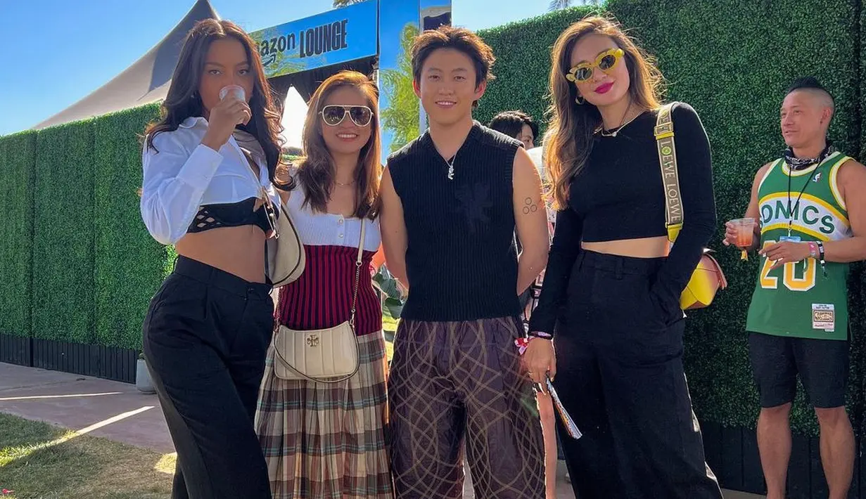<p>Masih di acara Coachella, Luna Maya terlihat mengenakan crop top lengan panjang berwarna hitam, dipadu padan dengan high waisted pants yang juga berwarna hitam. Ia sempurnakan penampilannya dengan mini bag, sneakers, dan sunglasses dengan frame yang playful. Foto: Instagram.</p>