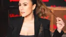 Rambut brunette Wulan Guritno hanya ditata dengan ponytail yang effortless dan makeup nude [@wulanguritno]
