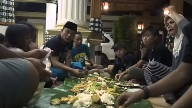 Keluarga Sule terlihat rukun dan sangat menikmati makanan sederhana yang sudah disediakan.