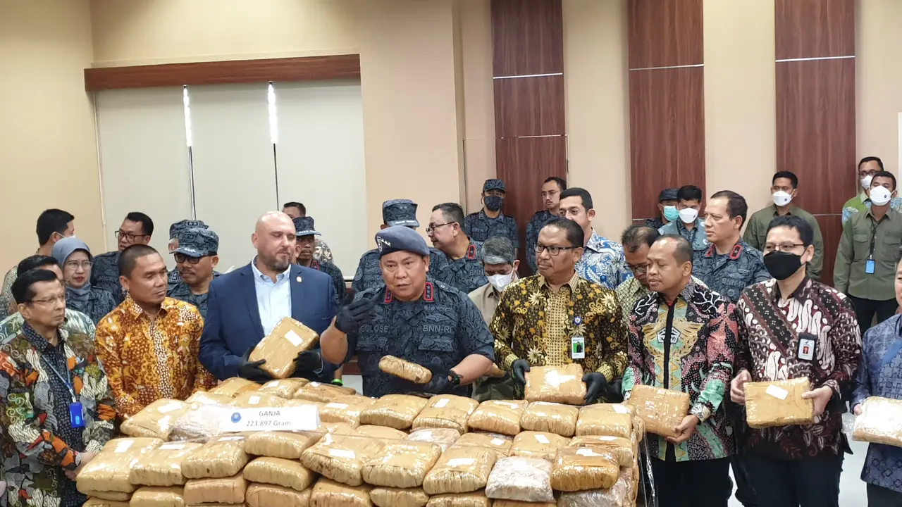 Kepala BNN Petrus Reinhard Golose di Kantor BNN