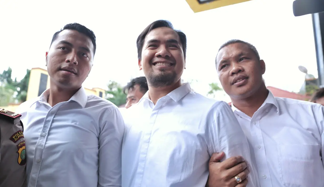 Senin, (4/4/2016) Saipul Jamil tiba di Kejaksaan Negeri Jakarta Utara. (Adrian Putra/Bintang.com)