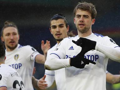 Striker Leeds United, Patrick Bamford, melakukan selebrasi usai mencetak gol ke gawang Burnley pada laga Liga Inggris di Stadion Elland Road, Minggu (27/12/2020). Leeds United menang dengan skor 1-0. (Molly Darlington/Pool via AP)
