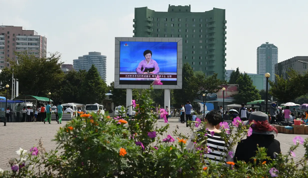 Sebuah layar besar di depan stasiun kereta api Pyongyang menampilkan pembawa berita televisi Ri Chun-Hee mengumumkan secara resmi bahwa negara tersebut berhasil menguji hulu ledak nuklir pada 9 September 2016. (AFP Photo/Kim Won-Jin)