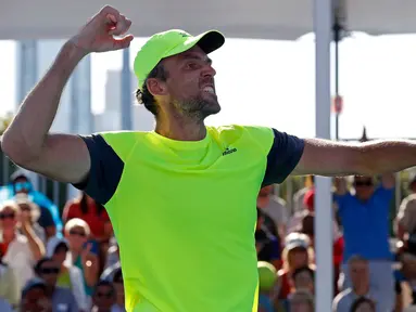 Petenis Kroasia, Ivo Karlovic berselebrasi setelah mengalahkan petenis Jepang, Yuichi Sugita di babak kedua turnamen Australia Terbuka 2018, Rabu (17/1). Karlovic muncul sebagai petenis tertua yang sukses melaju ke babak Australia Terbuka (AP/Ng Han Guan)