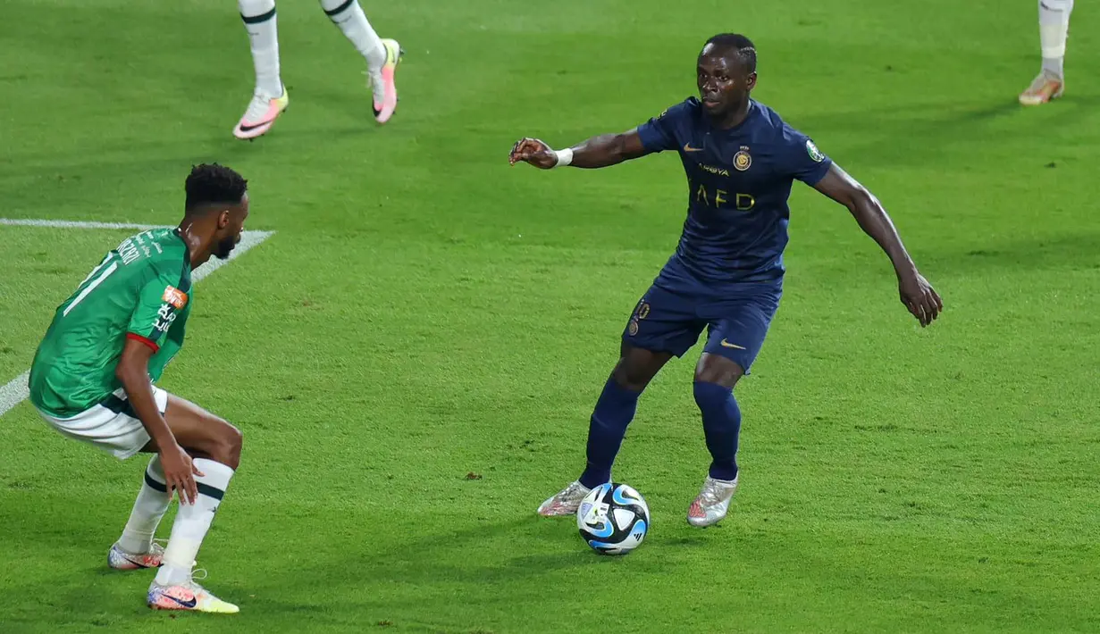 Pemain Al-Nassr, Sadio Mane (kakan) berusaha melewati pemain Al-Ettifaq pada laga Piala Raja Arab Saudi 2023 yang berlangsung di Awwal Park Stadium, Ryadh, Arab Saudi, Rabu (01/11/2023) dini hari WIB. Laga tersebut dimenangkan oleh Al-Nassr dengan skor 1-0. (Twitter/@AlNassrFC)
