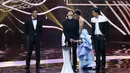 Kevin Anggara terharu dinobatkan sebagai pemenang untuk Kategori Pendatang Baru Pria Terbaik dalam Indonesian Box Office Movie Awards (IBOMA) 2016. (Deki Prayoga/Bintang.com)