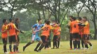 Skuat Pra PON Jawa Tengah kini memilih berlatih di barak tentara untuk mempersiapkan diri menghadapi kualifikasi PON 2016 yang diperkirakan berlangsung Februari atau Maret 2016. (Bola.com/Rommy Syahputra)