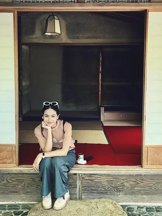 Keduanya pun diketahui memilih untuk menjelajahi kota Osaka dibandingkan Tokyo. Maudy Ayunda dan Jesse Choi pun tampak berkunjung ke berbagai tempat ikonik di Osaka. (Liputan6.com/IG/@maudyayunda)