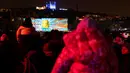 Orang-orang menghadiri pertunjukan cahaya malam di Lyon, Prancis, 8 Desember 2022. Jutaan orang diperkirakan akan menyaksikan acara Festival Cahaya selama empat hari di kota tersebut. (AP Photo/Laurent Cipriani)