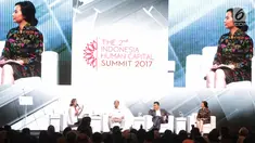 Sutradara Hollywood asal Indonesia Livi Zheng saat hadir menjadi pembicara dalam Forum Human Capital Indonesia (FHCI) di Jakarta, Kamis (9/11). FHCI ini akan berlangsung pada 9 dan 10 November 2017. (Liputan6.com/Faizal Fanani)