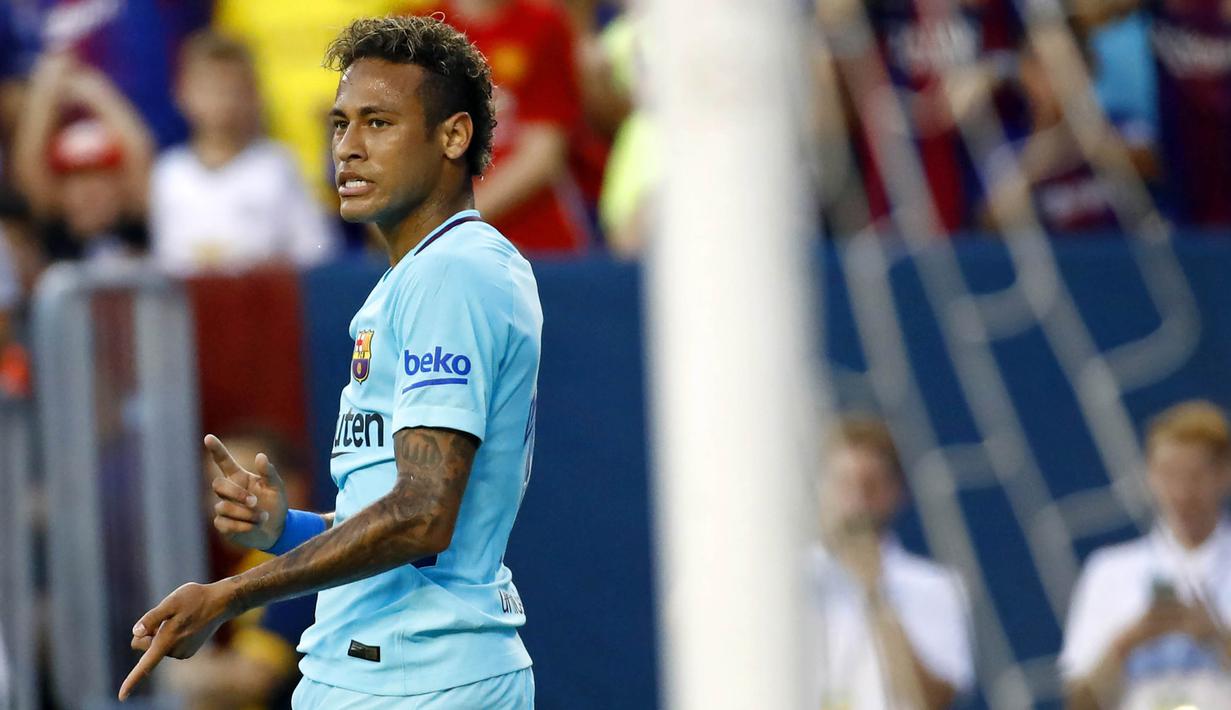 Striker Barcelona, Neymar, merayakan gol yang dicetaknya ke gawang Manchester United pada laga ICC di Stadion FedEx Field, Maryland, Rabu (26/7/2017). Barcelona menang 1-0 atas Manchester United. (AP/Patrick Semansky)