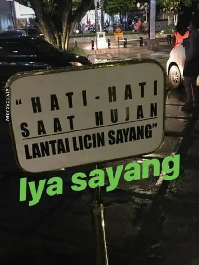 10 Potret Kocak Penanda Lantai Licin Ini Bikin Tepuk Jidat