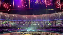 Kembang api menghiasi di atas Stadion Nasional Bukit Jalil saat Upacara Pembukaan Sea Games Asia Tenggara ke-29 di Kuala Lumpur, Malaysia, Sabtu, (19/08/2017). (Liputan6.com/Faizal Fanani)