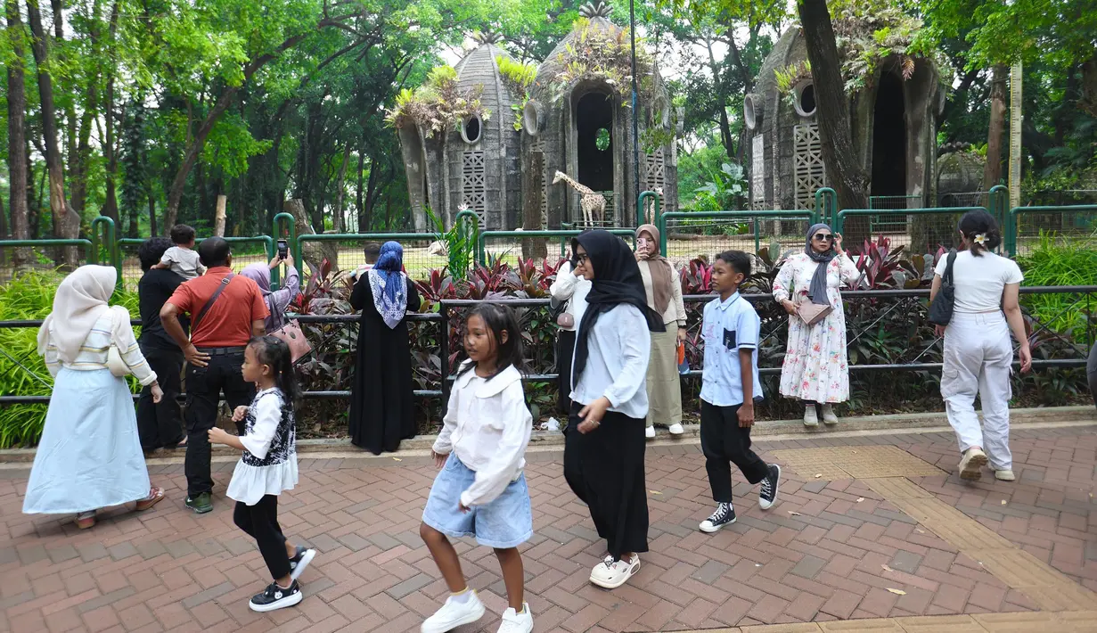 Hingga Jumat (5/9/2025) siang, pengunjung terlihat memadati area kebun binatang untuk melihat berbagai satwa yang ada di Taman Margasatwa Ragunan, Jakarta. (Kapanlagi.com/Budy Santoso)