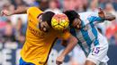 Pemain Barcelona, Arda Turan (kiri), berebut bola dengan pemain Malaga, Marcos Alberto Angeleri, dalam laga La Liga Spanyol di Stadion La Rosaleda, Malaga, Sabtu (23/1/2016). (AFP/Jorge Guerrero)