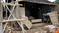 Citizen6, Jember: Sembilan kepala keluarga sudah 15 hari tinggal di kandang ternak. (Pengirim: Sapto Raharjanto)