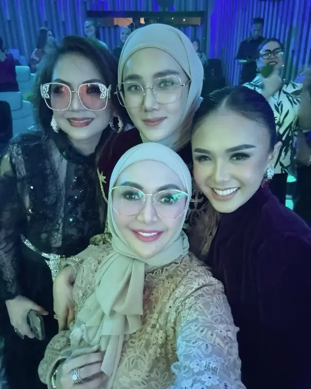 5 Potret seleb tampil anggun di anniversary Haji Isam, Mulan Jameela bergamis satin yang mewah