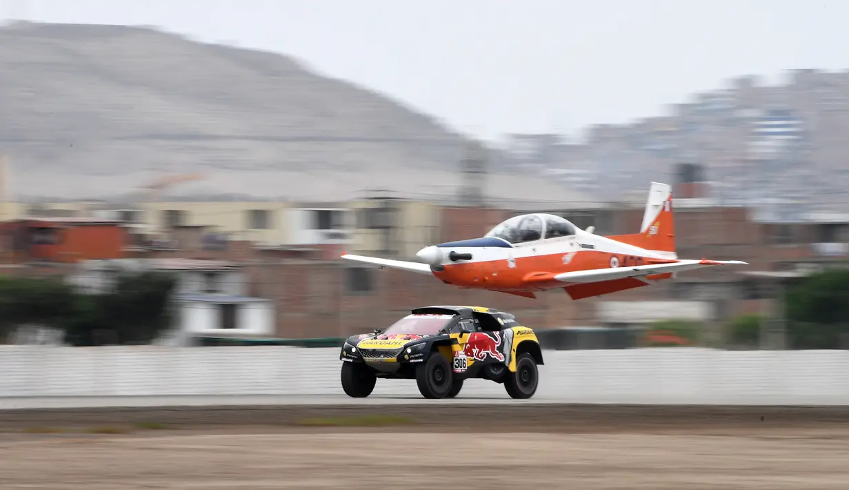 Pereli asal Prancis, Sebastien Loeb saat balapan dengan pesawat Angkatan Udara Peru (FAP) di Lima, Peru (6/1). Sebastien Loeb merupakan kandidat kuat yang akan memenangi ajang Reli Dakar ke-41. (AFP Photo/Franck Fife)