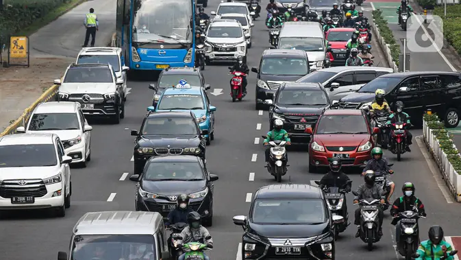 Kendaraan berjalan tersendat di Jalan Sudirman, Jakarta, Rabu (20/7/2022). Dinas Lingkungan Hidup (DLH) DKI Jakarta menyatakan sebanyak 75 persen polusi udara di Ibu Kota berasal dari emisi kendaraan bermotor roda dua dan roda empat. (/Faizal Fanani)