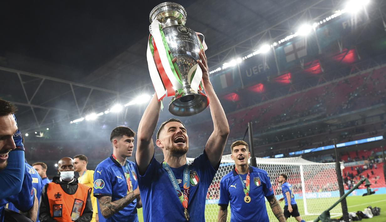 Ketidakpuasan dan kontroversi sudah sering terjadi dalam pemilihan pemain peraih Ballon d'Or. Kadang pemain yang diyakini bakal meraihnya karena pencapaiannya justru harus kalah. Seperti 5 pemain berikut yang gagal usai dinobatkan sebagai pemain terbaik Eropa. (AP/Pool/Andy Rain)