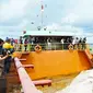 Kapal sewaan PT Logo Mas Utama untuk pengangkutan pertambangan pasir laut di Pulau Rupat. (Liputan6.com/M Syukur)