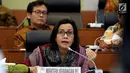 Menteri Keuangan Sri Mulyani  memberi paparan dalam rapat kerja dengan Badan Anggaran (Banggar) DPR di Gedung Nusantara II DPR, Kamis (31/5). Rapat terkait penyampaian kerangka ekonomi makro dan pokok kebijakan dalam RAPBN 2019. (Liputan6.com/Johan Tallo)