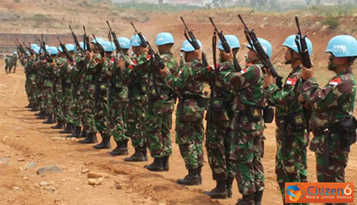 Citizen6, Sentul: Sebanyak 175 prajurit TNI Satgas Kizi TNI Konga XX-J/MONUSCO menggelar latihan menembak dalam rangka PDT di Lapangan Tembak PMPP TNI, Sentul, Bogor, Jawa Barat, Rabu (18/9). (Pengirim: Badarudin Bakri)