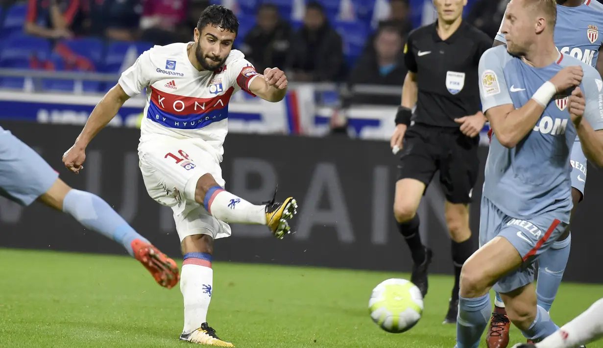 Gelandang Lyon, Nabil Fekir (kiri) bertengger pada peringkat ketiga klasemen semetara top scorer Ligue 1 Prancis dengan koleksi tujuh gol. (AFP/Jean-Philippe Ksiazek)
