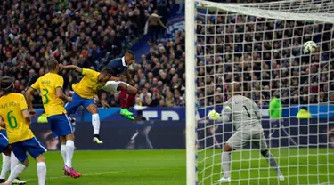 Duel panas terjadi di laga persahabatan antara Prancis dengan Brasil di Stade de France, Prancis, Jumat (27/3/2015 ). Brazil menang 3-1 atas Prancis. (AFP PHOTO/Miguel Medina)