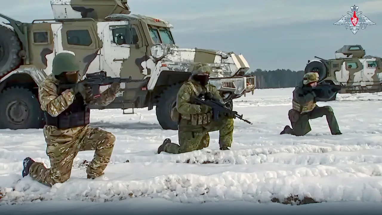 Tentara Rusia Latihan Militer di Tengah Salju Belarusia