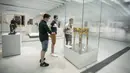 Para pengunjung mengenakan masker saat mengunjungi Museum Louvre Lens di Lens, Prancis, Rabu (3/6/2020). Memasuki fase kedua dalam pelonggaran kebijakan lockdown, Prancis mengizinkan museum-museum untuk menerima pengunjung. (Xinhua/Sebastien Courdji)