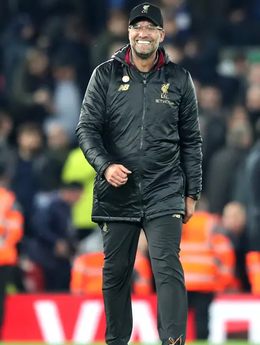Pelatih Liverpool, Jurgen Klopp tersenyum usai pertandingan melawan Everton pada lanjutan Liga Inggris di Anfield Stadium (2/11). Liverpool menang atas Everton 1-0 berkat gol di detik-detik pertandingan lewat gol Divock Origi. (AP Photo/Jon Super)
