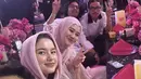 Keduanya sama-sama tampil dengan kerudung warna pink. Dengan gaya kerudung yang berbeda. [@azriel_hermansyah]