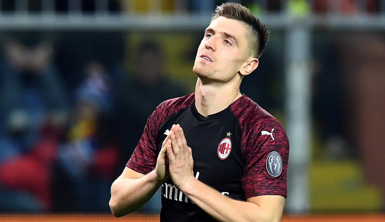 Reaksi pemain AC Milan, Krzysztof Piatek saat menghadapi Sampdoria dalam Serie A di Stadio Comunale Luigi Ferraris, Genoa, Italia, Sabtu (30/3). AC Milan kalah 0-1. (REUTERS/Jennifer Lorenzini)