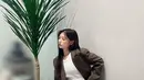 Jung So Min tampil kasual mengenakan blazer coklat dipadukan inner kaos putih serta celana denim pendeknya. Tampak ia pun mengenakan boots hitam.  [@somin_jj]