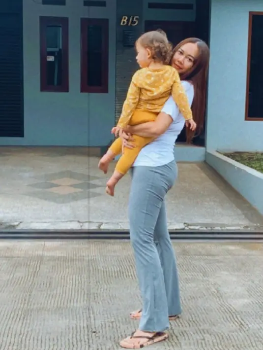 "Semoga mimi bsa jadi ibu yang terbaik buat bebey. Mungkin mimi ga sempurna dan tdk bsa cukup memberikan kebahagiaan seperti keluarga2 lain,mimi harap suatu saat u will understand 🌸🌸.... te amo minha bebê..," ia mengakhiri. (Instagram/aurakasih)