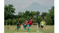 Cetak Dua Gol, Ini 5 Aksi Mahmoud Eid Latihan Serius Bersama Persebaya (sumber: Instagram.com/officialpersebaya)