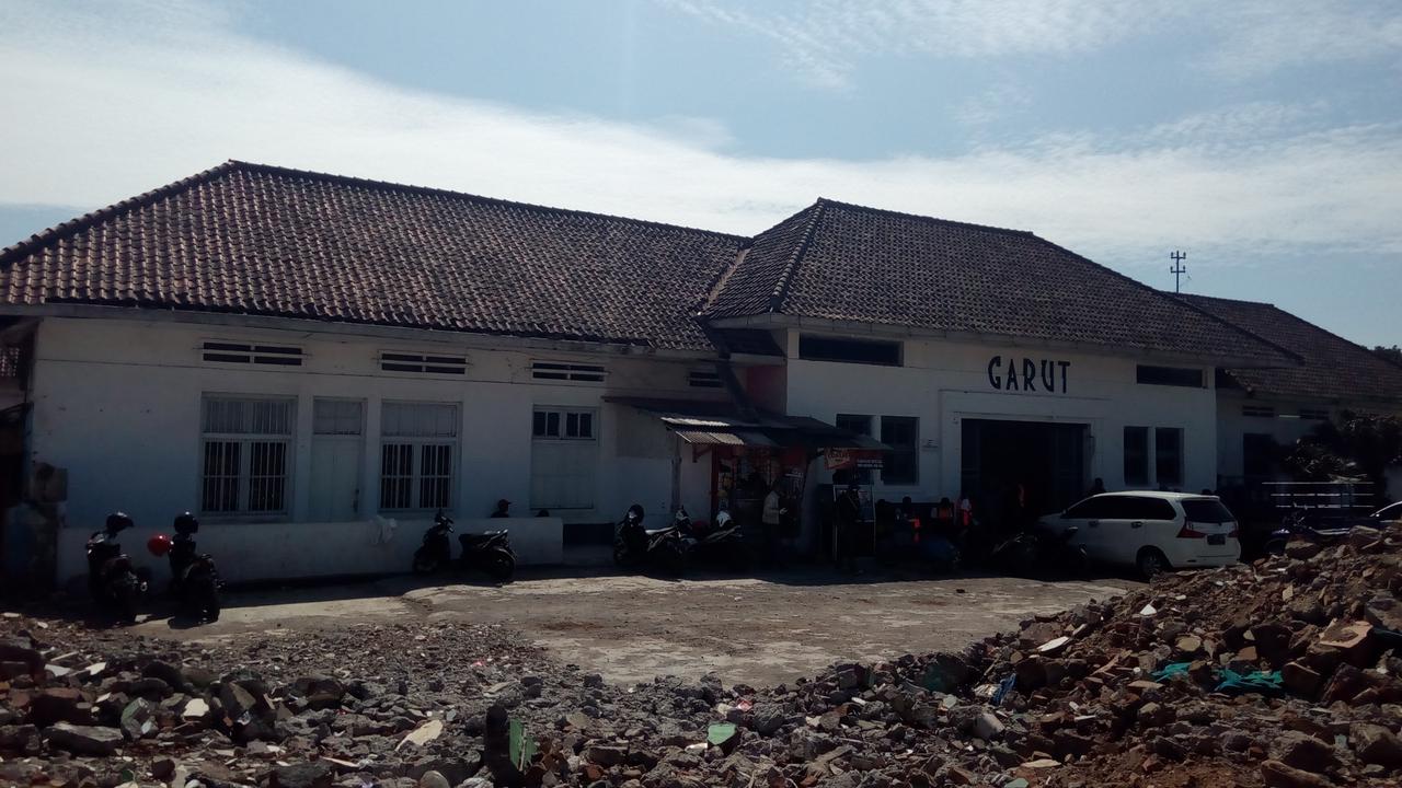 Stasiun Garut Kota, salah satu bangunan yang akan diperbaiki dalam program reaktivasi kereta api, di Keluarahan Pakuwon, Mawar Garut terlihat masih megah