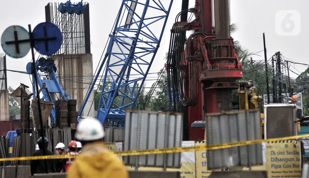 Aktivitas petugas saat menangani semburan gas PGN di proyek Tol Dalam Kota rute Pulogebang-Kelapa Gading, Cakung, Jakarta, Kamis (12/3/2020). Semburan gas menyebabkan akses Cakung-Pulogadung dan sebaliknya ditutup. (merdeka.com/Iqbal Nugroho)
